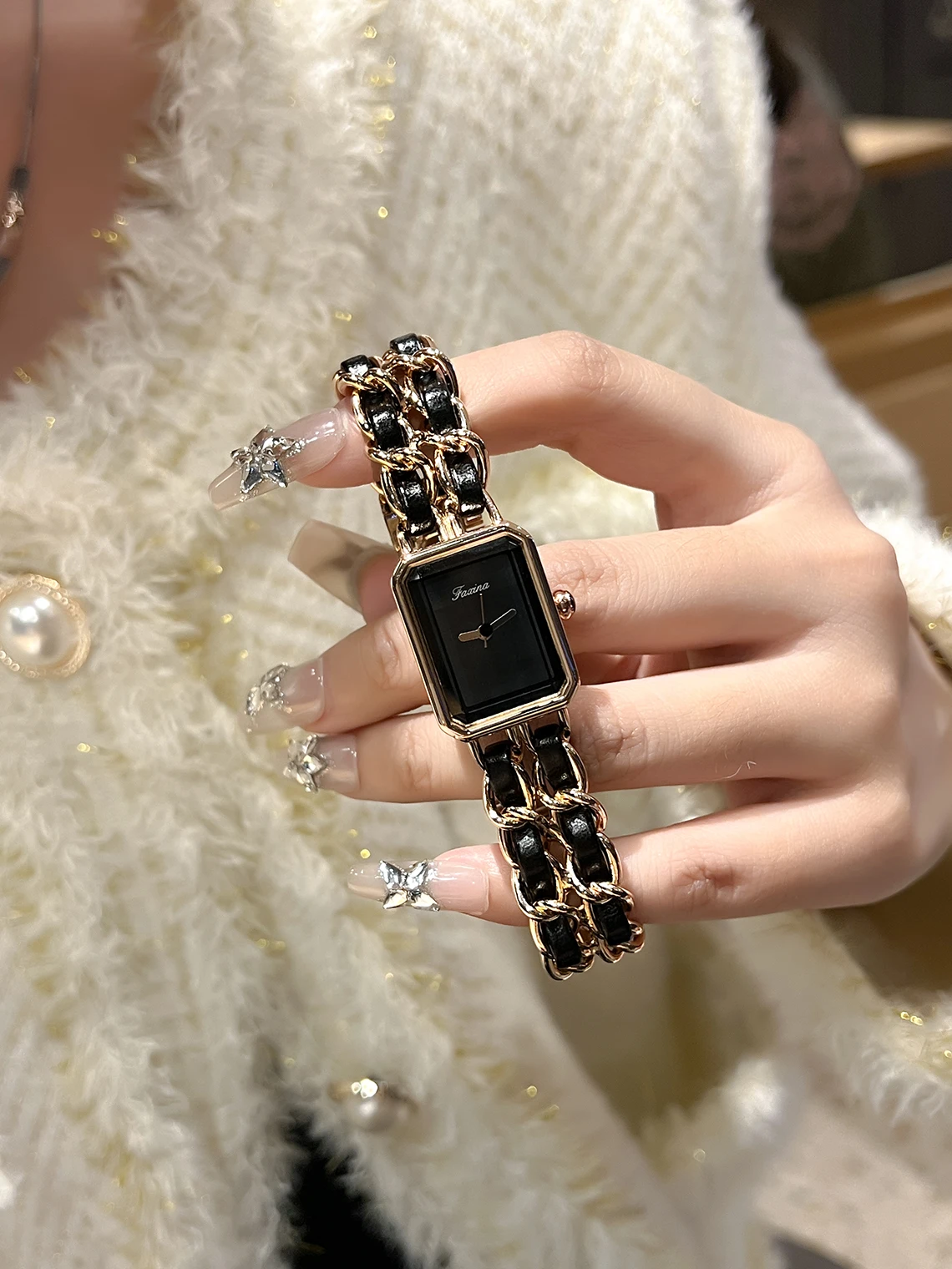 لوحة سوداء اللون مكتب سيدة يرتديها يومياً للبلدان اليابانية وآسيوية