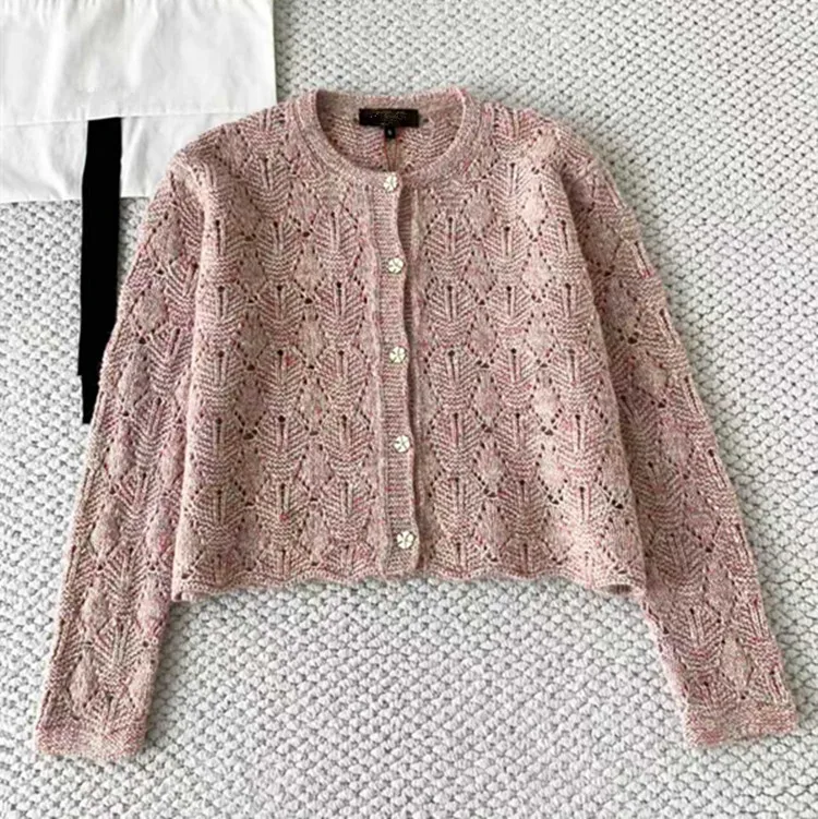 

Индивидуальная европейская и американская женская одежда на зиму 2025 года. Выдолбленный шелковый льняной вязаный свитер с длинными рукавами. Кардиган.