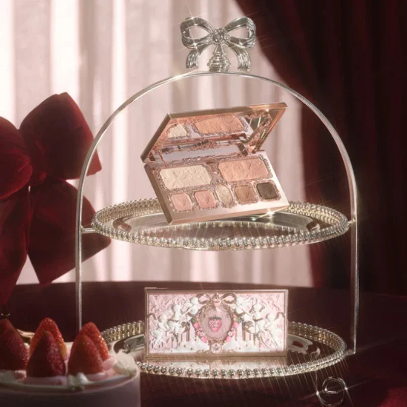 Paleta do makijażu twarzy z motywem truskawkowego Kupidyna: róż, cienie, iluminator, paleta bronzerów w stylu Flower Know Face.