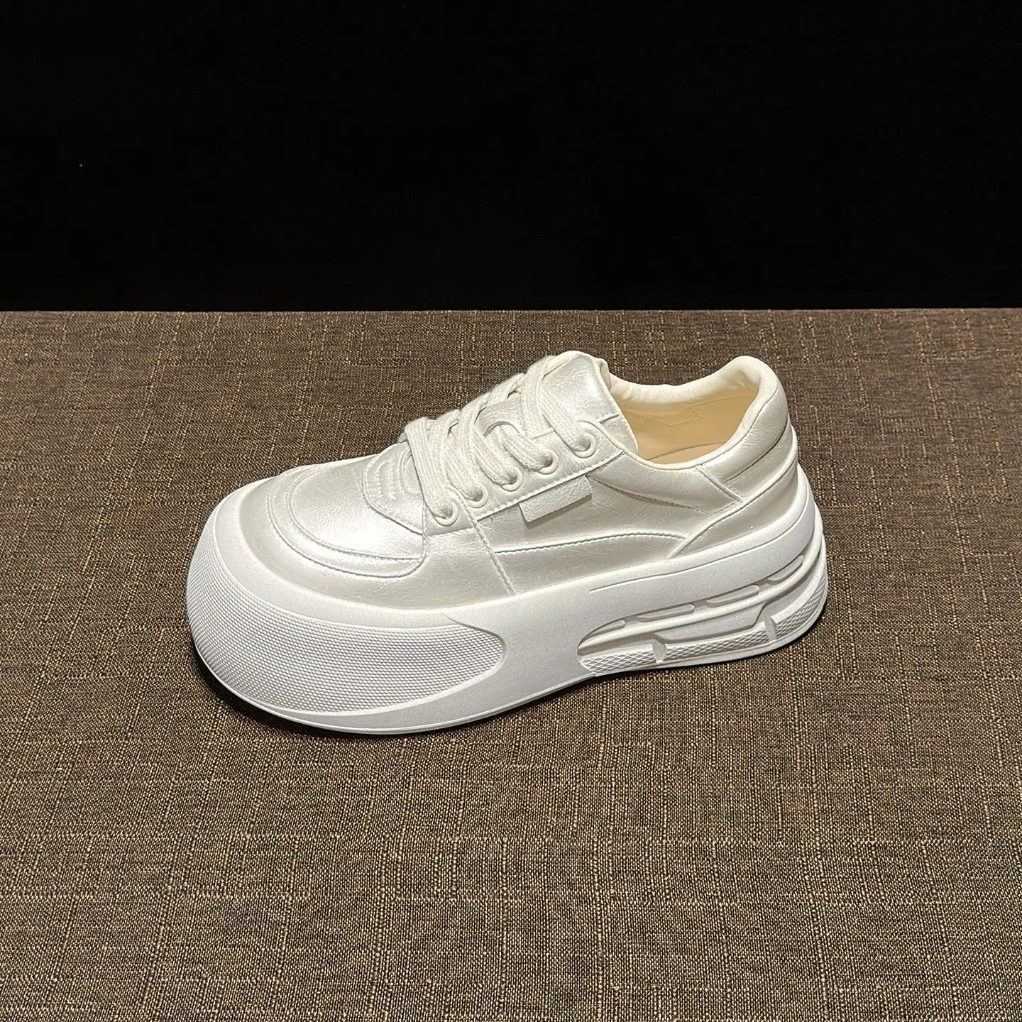 

Y2K Inspired Thick Heel White Sneakers 2025 Autumn Cute Oversized Bread Loaf Casual Shoes for Women​