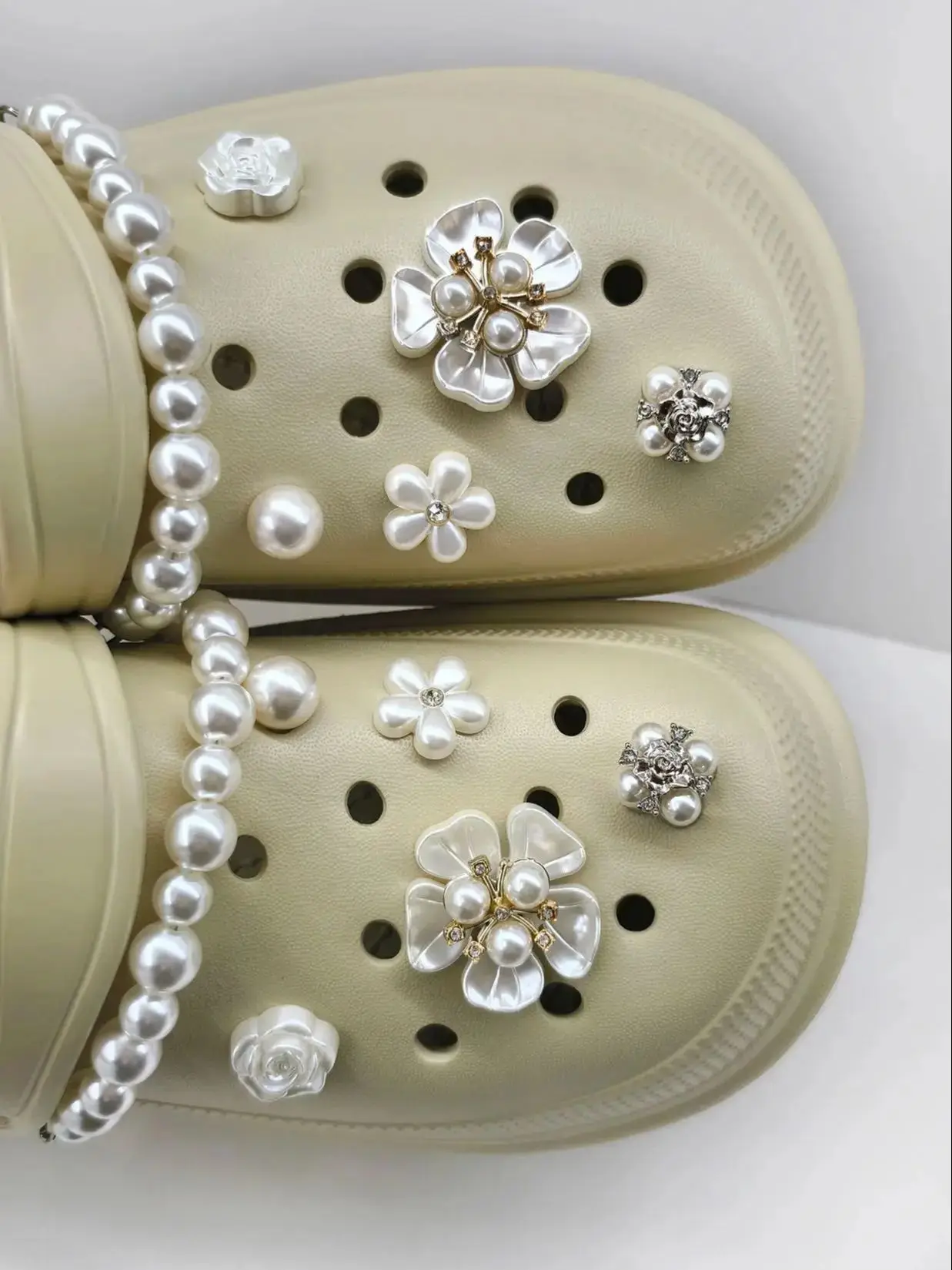 Chaîne de perles ABS de luxe, 12 pièces, breloques en forme de fleur et de Rose pour décoration de chaussures Crocs, adaptées aux sabots, sac de plage Bogg, idée cadeau de fête