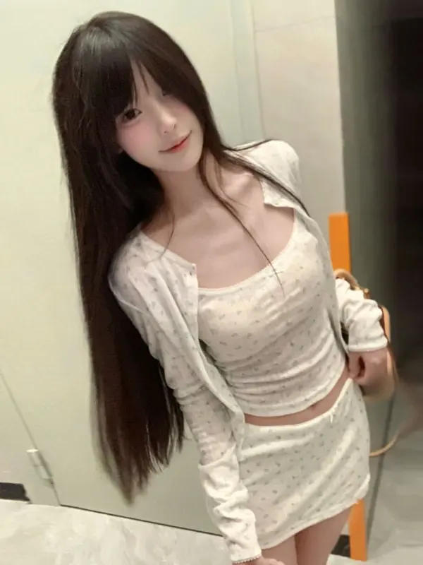 

Модный комплект из трех предметов: кардиган, топ на бретельках и юбка для молодых женщин – комфортная, мягкая и стильная осенняя одежда