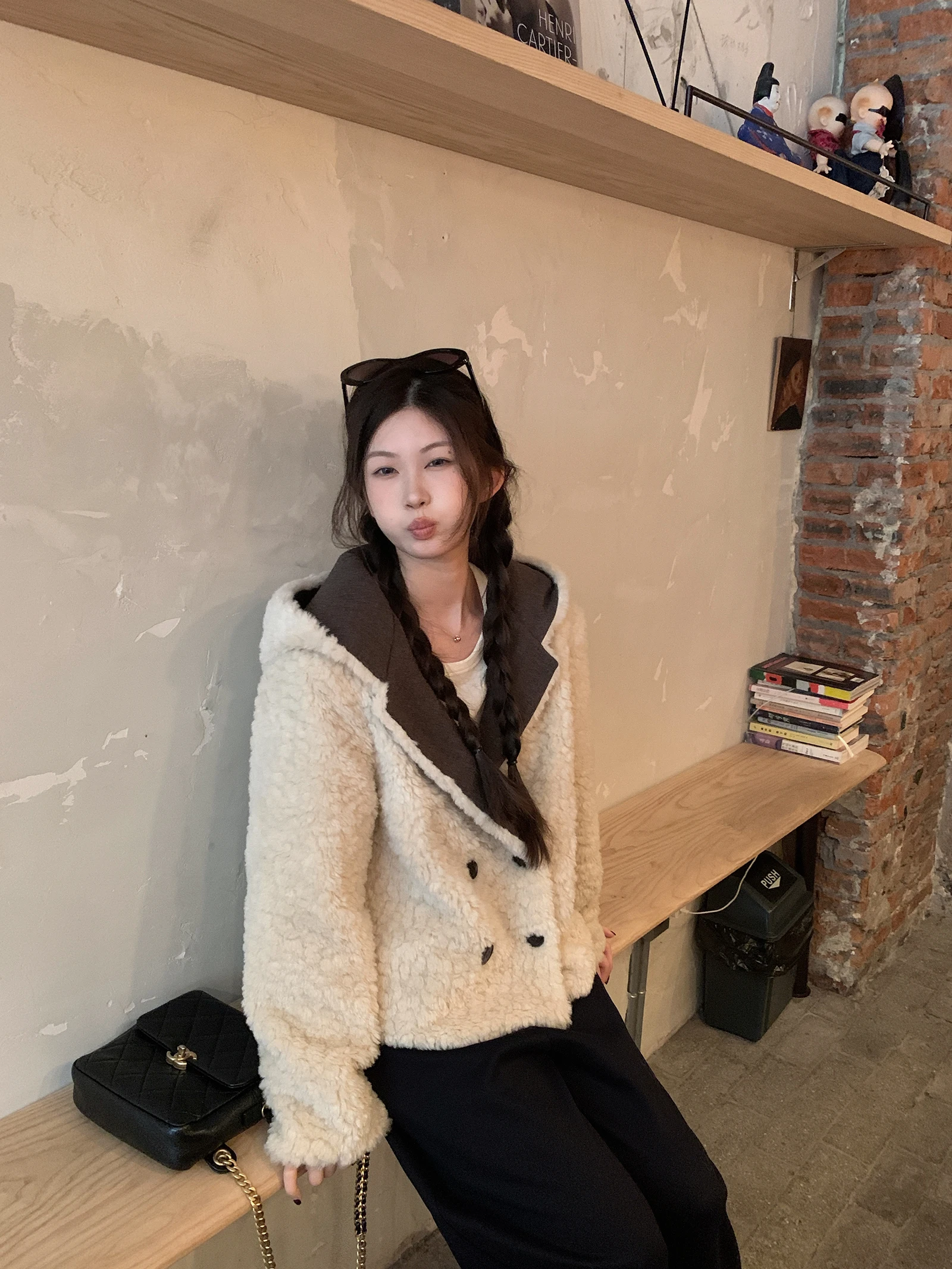 

Повседневная теплая пушистая короткая куртка с капюшоном из полиэфирного волокна, с длинными рукавами, женское утепленное зимнее пальто, стандартный дизайн рукавов