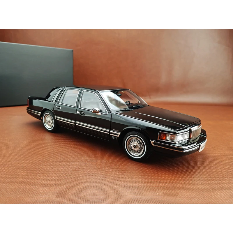 XiaoGuang Diecast Alloy 1:18 Scale Lincoln Town Limousine Cars Model Adult Toys Classics Souvenir Collection Gift Static Display