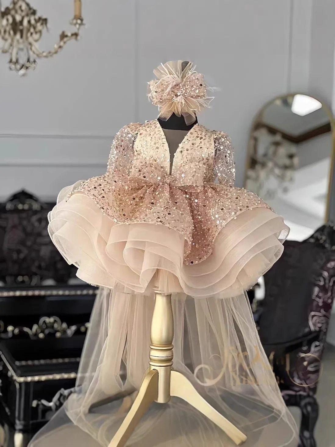 Maßgeschneidertes Blumenmädchenkleid Hochzeitskleid Party Kinderkleid Langarm Pailletten Schleife Gerüschtes Tüll Tutu-Kleid mit Abnehmbarer Schleppe Formell