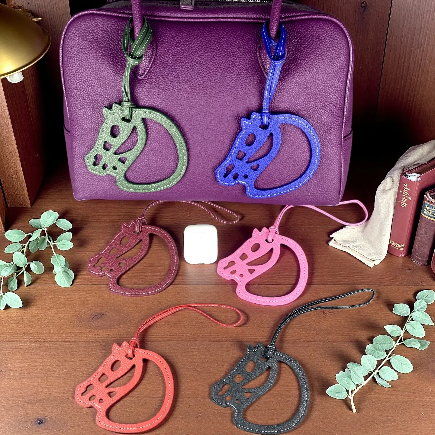 

Большая подвеска для конной сумки из искусственной кожи размером 11x9,5 см — элегантная полая голова лошади, качественный толстый и прочный материал, изысканная строчка