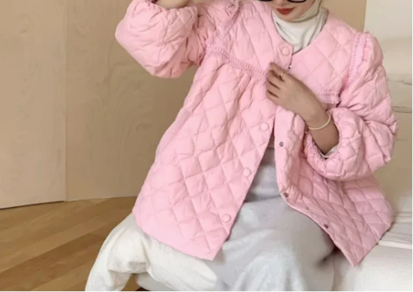 Nieuw donsjack voor dames, ontwerp met kwastjes, bubbelmouwen, diamanten raster, ronde halsjas