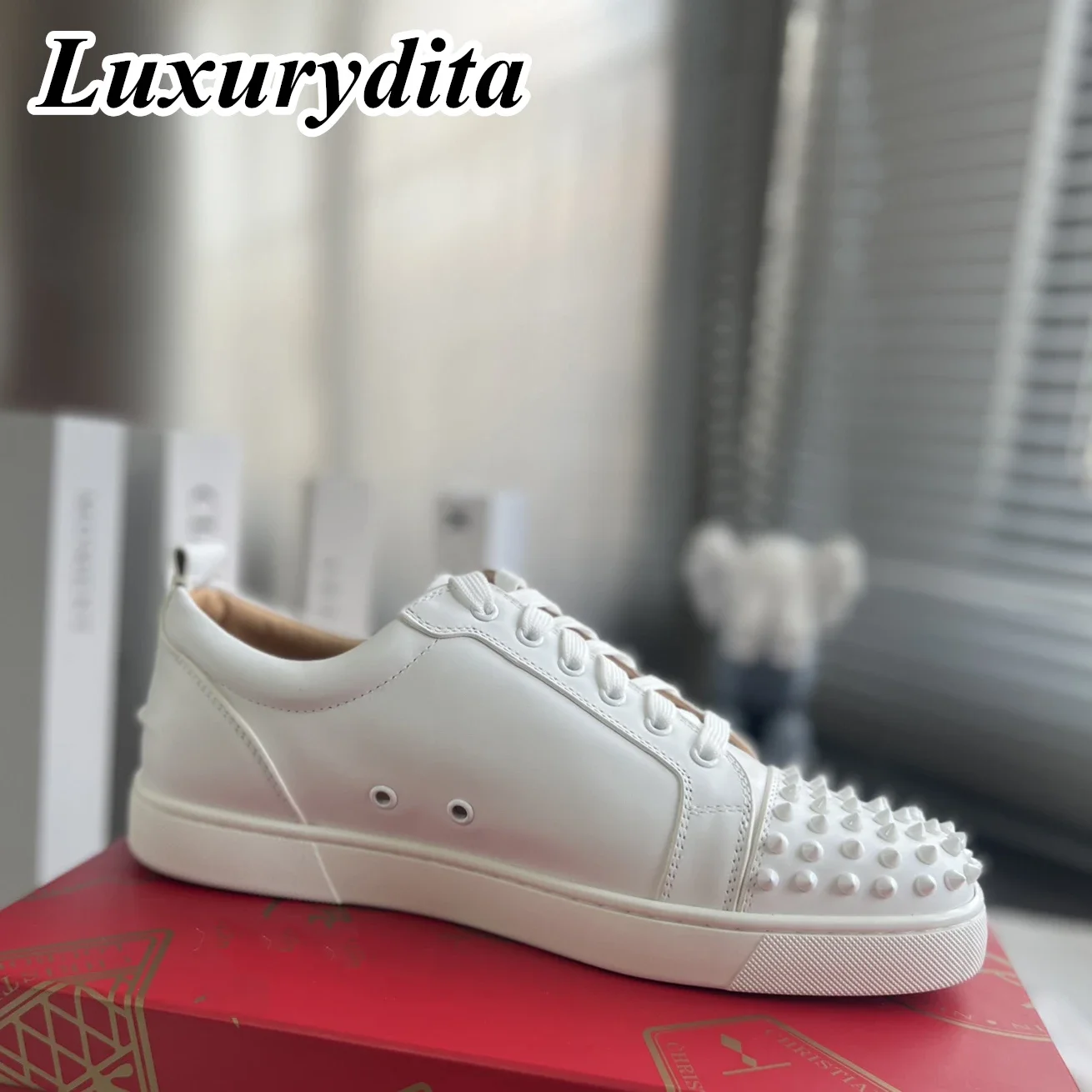 

Top Quality Womens Trendy Casual Sneakers Luxury Mens Real Leather Tennis Shoes Designr Red Sole Tide Lovers Rivet Shoes HJ1414