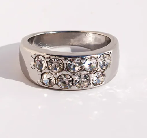 

Foreign trade jewelry European and American fashion high-grade inlaid flash diamond luxury ring female fashion temperament overl