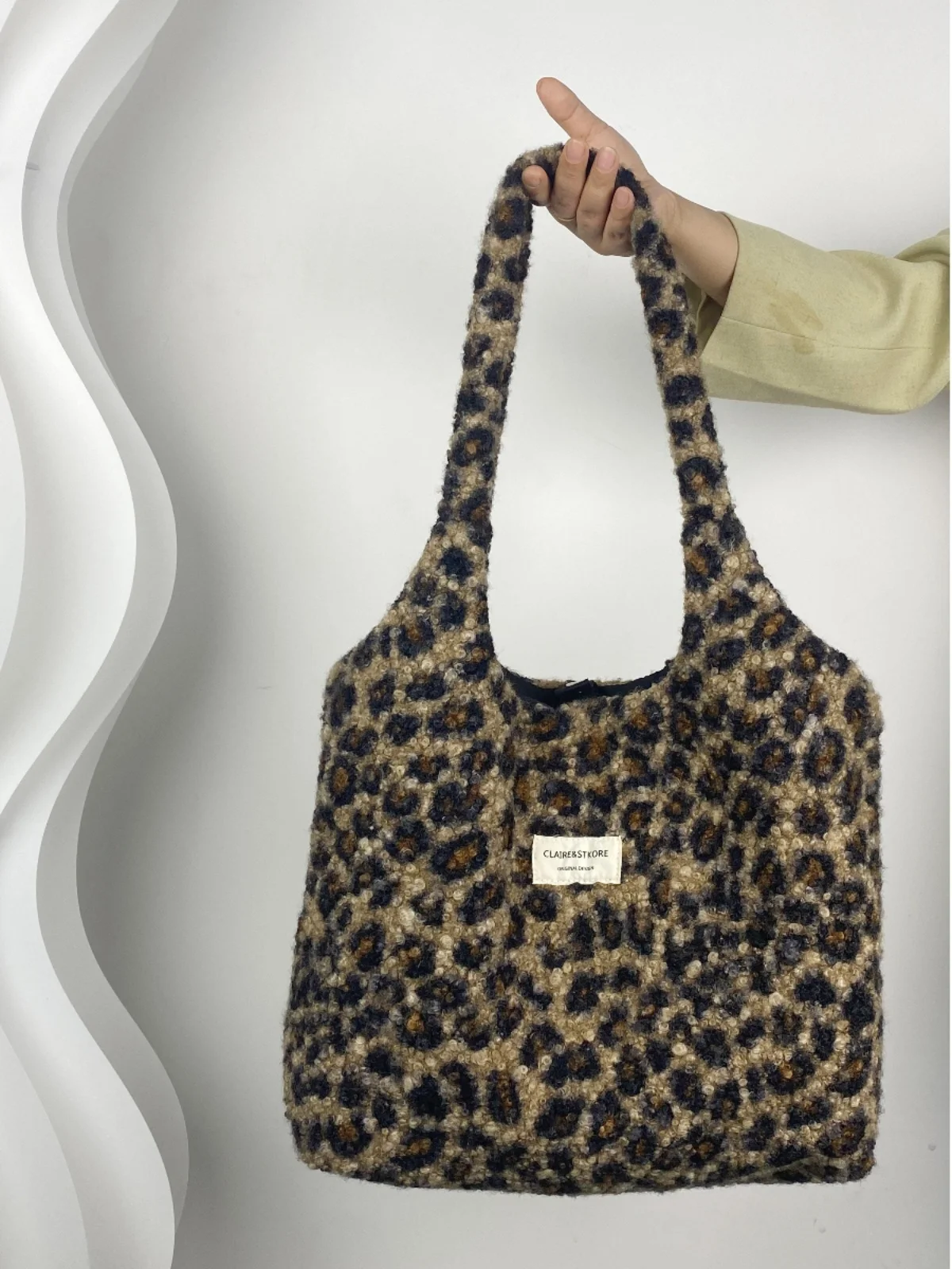

Korean Retro Lamb Fur Shoulder Bag Women's Large Capacity Leopard Print Tote Bucket Bag Casual Style Soft Polyester