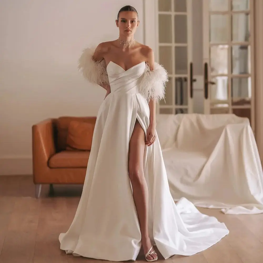 Abiti da sposa con macchie modeste Una linea Abiti da sposa con scollo a cuore bianco Pelliccia staccabile Maniche corte Abiti da sposa personalizzati