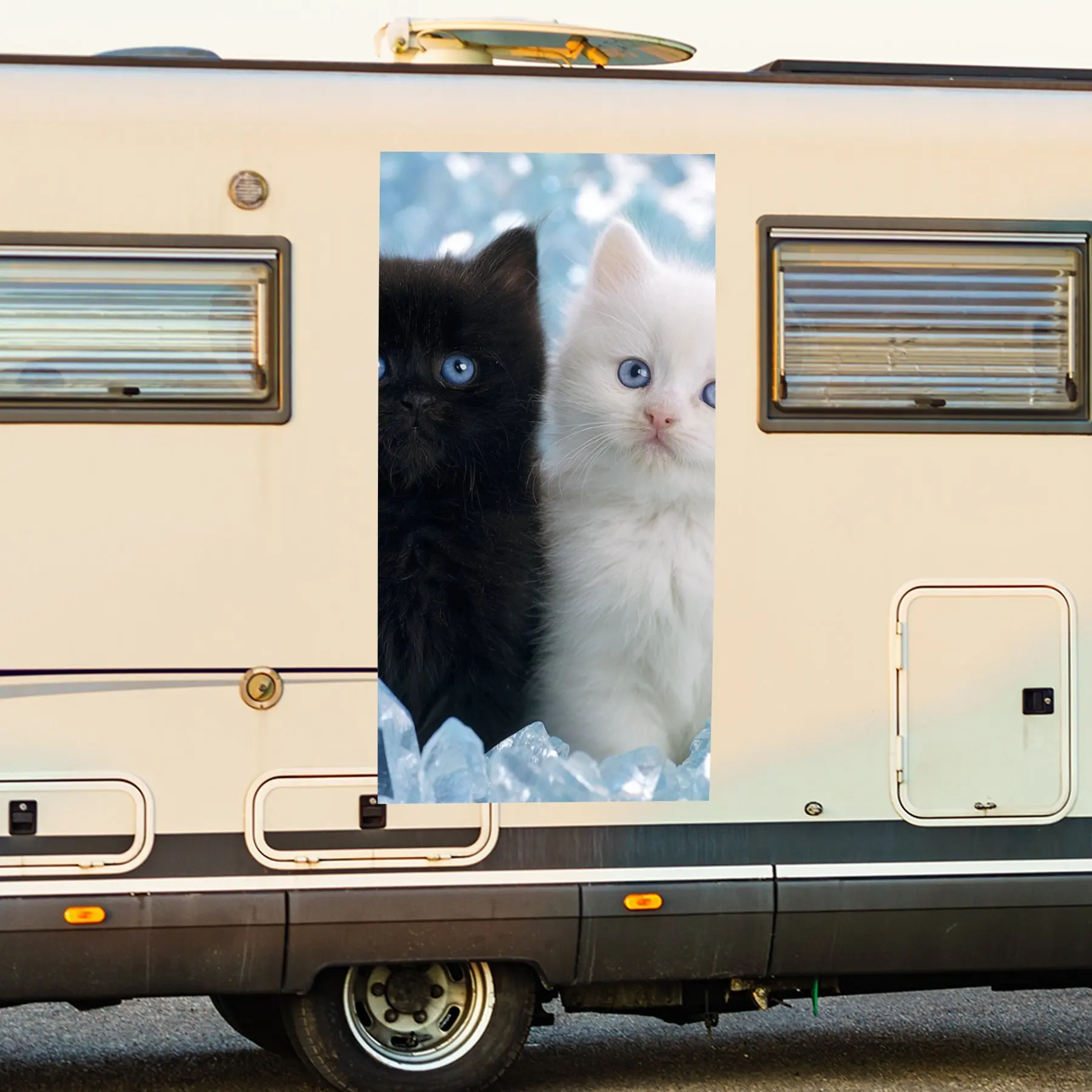 

Симпатичные черно-белые котята с синими кристаллами, водонепроницаемая виниловая наклейка для стороны автофургона, самоклеящиеся наклейки для украшения и защиты