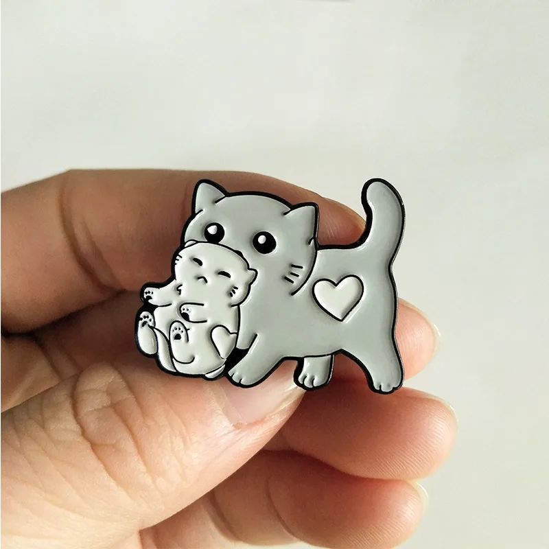 Broche chat avec perle de pêche en carton émaillé, badges anime mignons, broche pour vêtements, sac à dos, chapeau, accessoires de bijoux à la mode, cadeau de bricolage