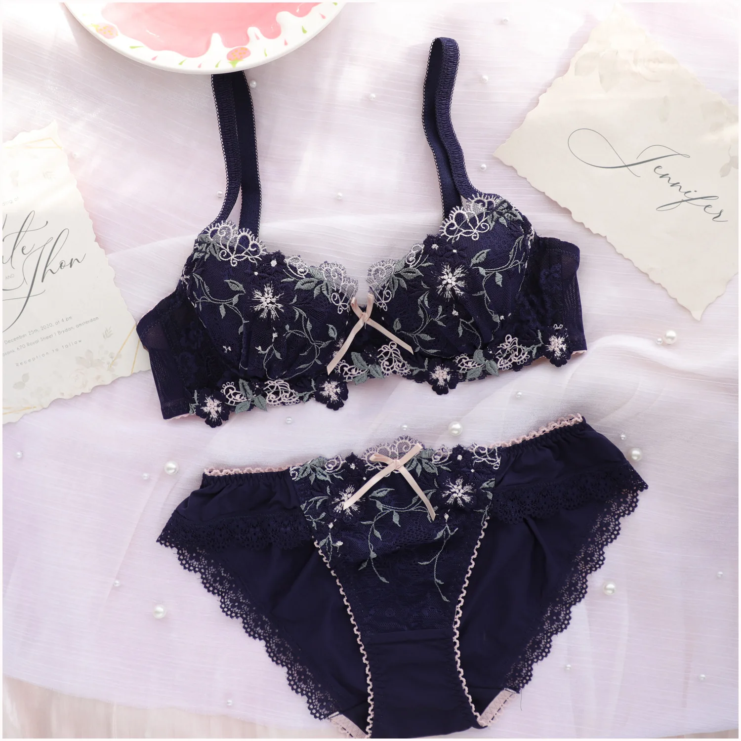 Women\'s lace embroidery cups lingerie thin section comfortable gathered girls underwear bra set