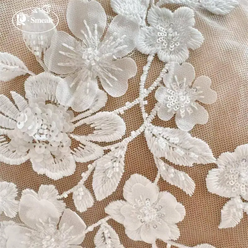 1 Paar = 2 Stück. Weiße Perlen-Spitzenblumen mit Spiegelblüten. Blumenblätter-Stickerei für Hochzeitskleider und Kopfschmuck. DIY-Nähzubehör-Patch. – Detail 2