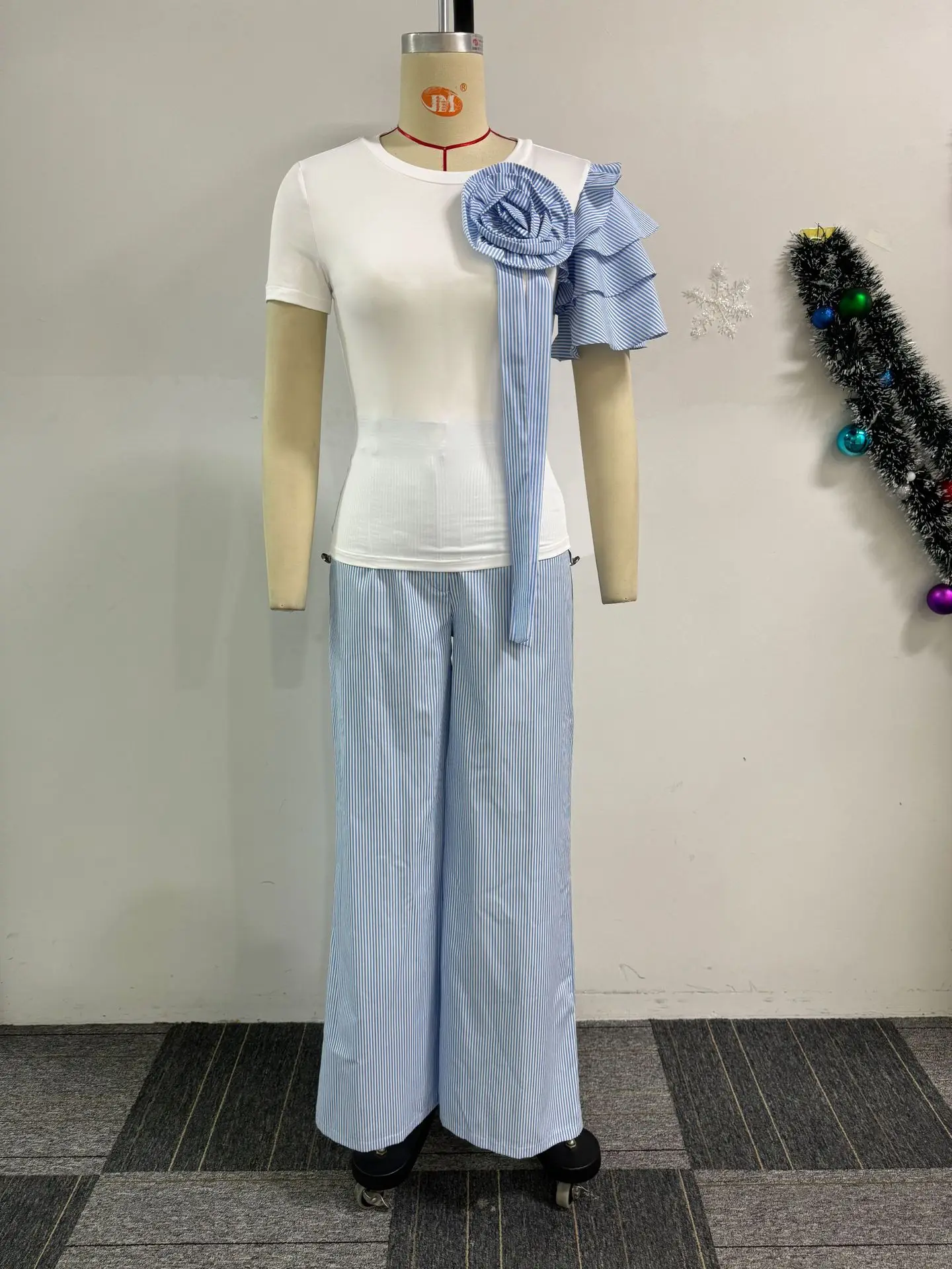 Women's Striped Trousers Suit Short-sleeved O-neck T-shirt Short Flower Vacation Fashion Simple Summer New Style 2-piece Set