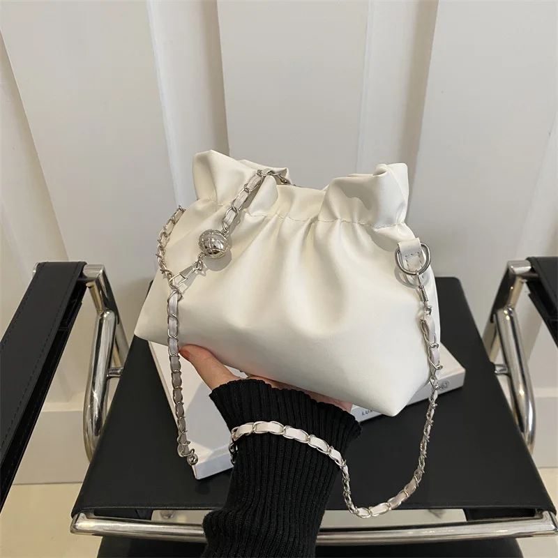 2024 New Fashion Shoulder Bag Leisure Foreign Oblique Bag This Year Popular Simple Chain Bucket Bag Women