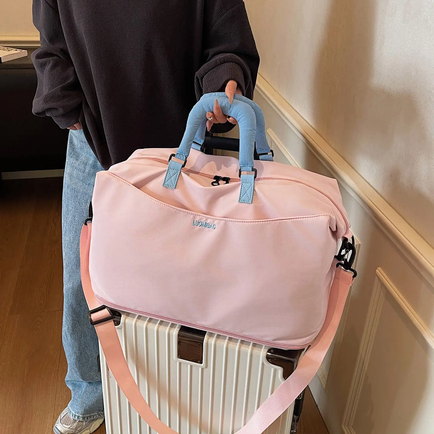 expandable-nylon-sport-fitness-bag-women's-carry-on-travel-bag-wet-and-dry-separation-hanging-luggage-short-trip-bag