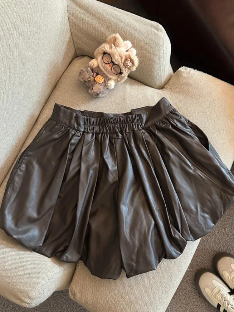 Retro PU-Leder Blumenknospen-Shorts Damen Herbst Winter neue hoch taillierte Mode Nische Persönlichkeit A-Linie Hose mit weitem Bein