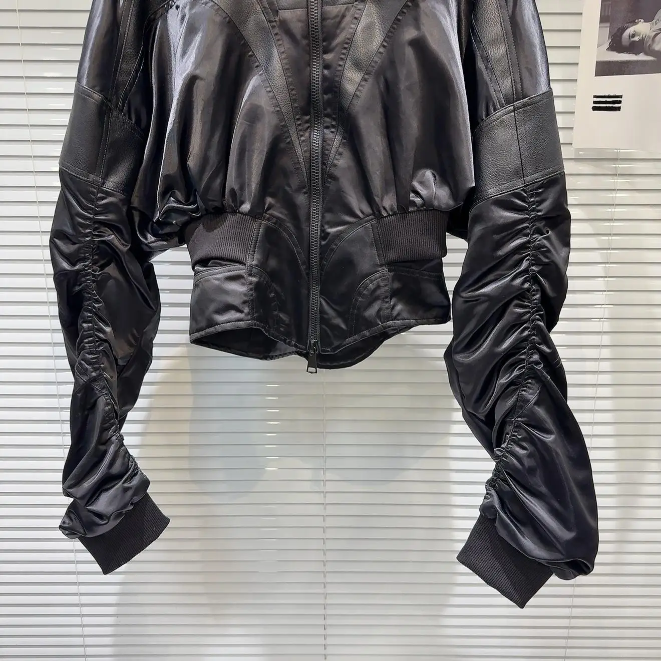 Kurtka damska k Cool ort ze skóry PU z satynowym wzorem, modelująca talię, modna, jesienna, nowa, z efektem łączenia materiałów, w stylu hot-pepper.