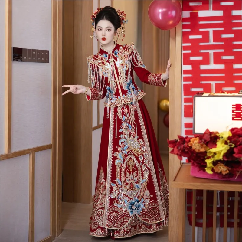 

New wedding attire for brides Traditional Chinese dress dragon and phoenix gown toasting