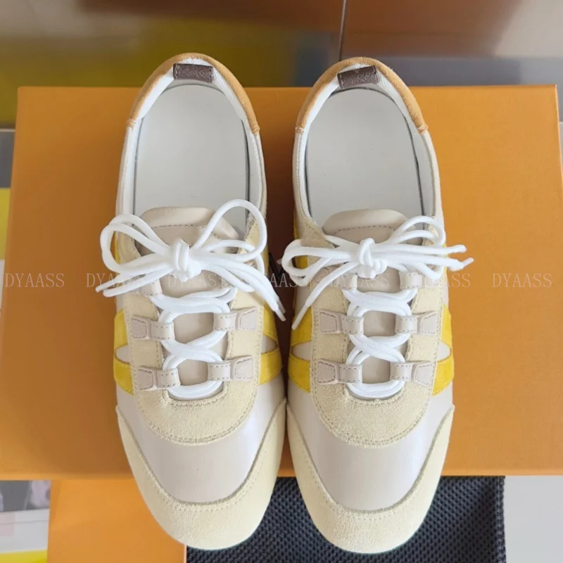 2025 موضة النساء أحذية رياضية مسطحة جلدية بسيطة تألق الخرز الترتر الراحة دائم أحذية مشي اليومية حذاء بدون كعب الرياضة