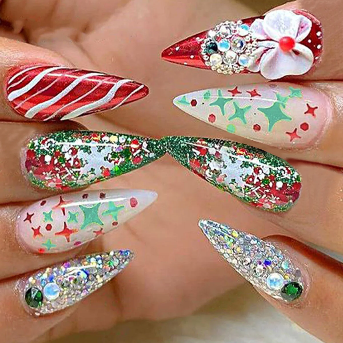 24 pezzi Flash Natale Mandorla Unghie finte Paillettes lucide Diamante Bowknots Y2k Stella Stampa sulle unghie Glitter Rosso Verde Manicure lunga