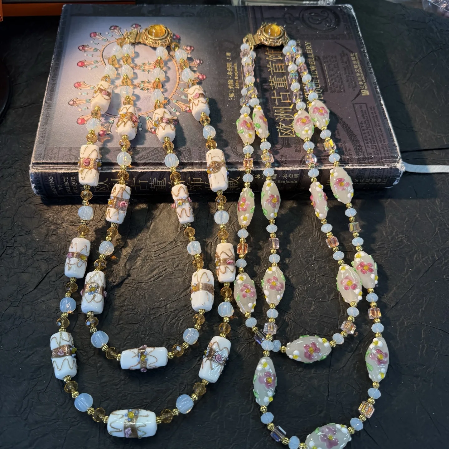 

2025 New vintage niche light luxury design, sweet style double-layer Murano glass necklace, fashionable jewelry for women