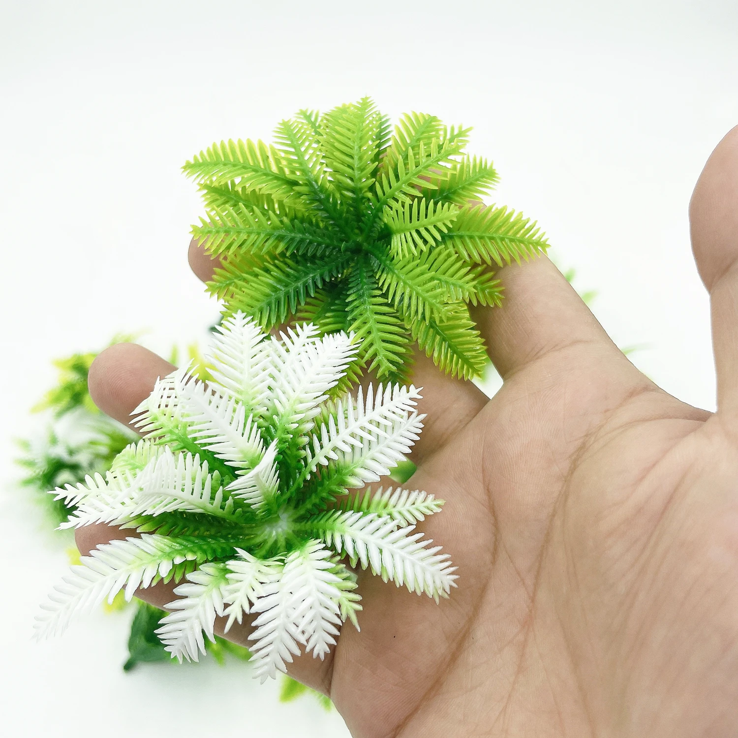 10 Stück künstliche Mini-Ananas-Strauchpflanzen, 5,5 cm, Kokosnussblatt-Simulation, Rasendekoration, kleine Kunststoff-Kunstpflanzen für Heimdekoration – Detail 4