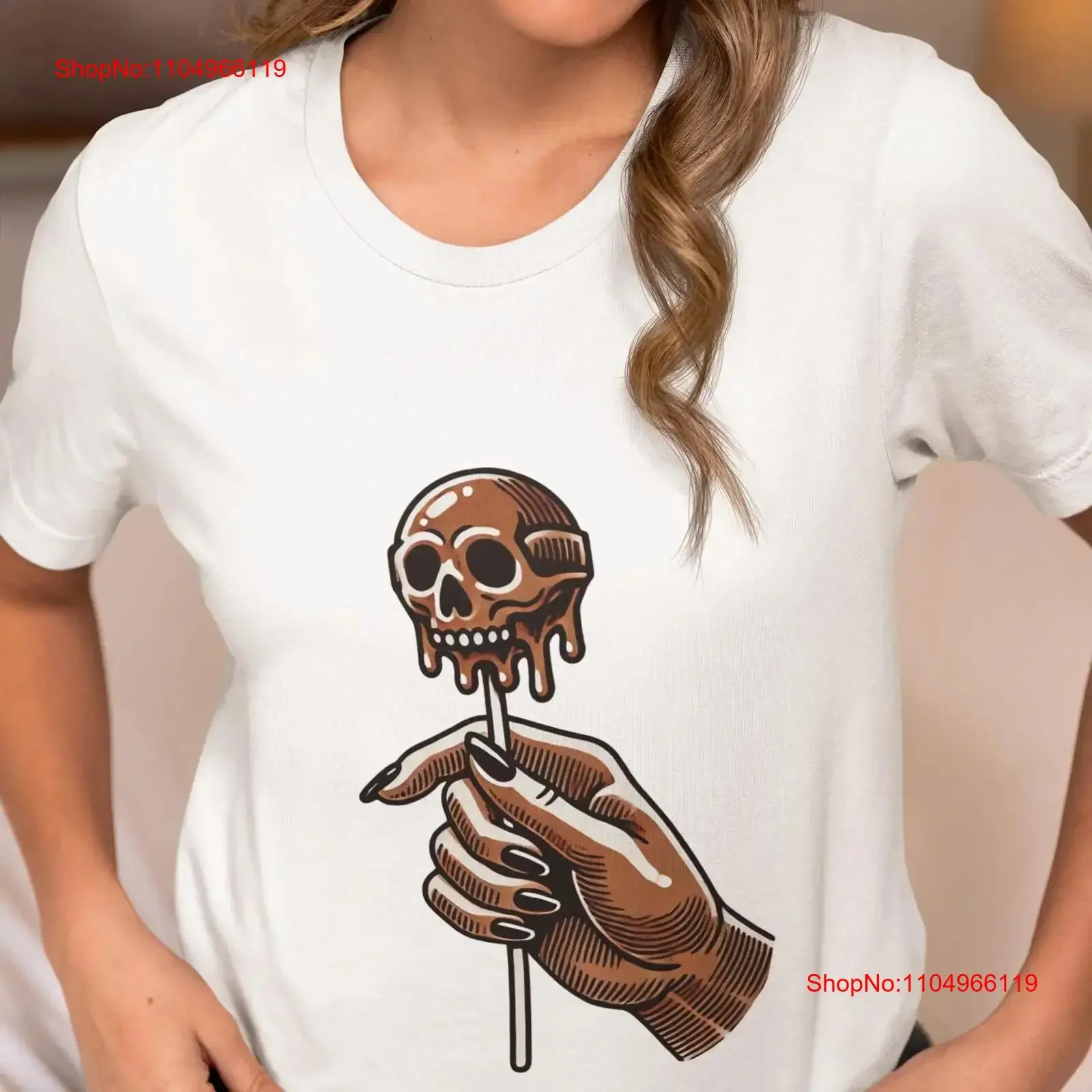 

Футболка с изображением леденца с изображением черепа, держащего вручную, готическая новинка на Хэллоуин для жутких вибраций, уникальный жуткий винтажный топ