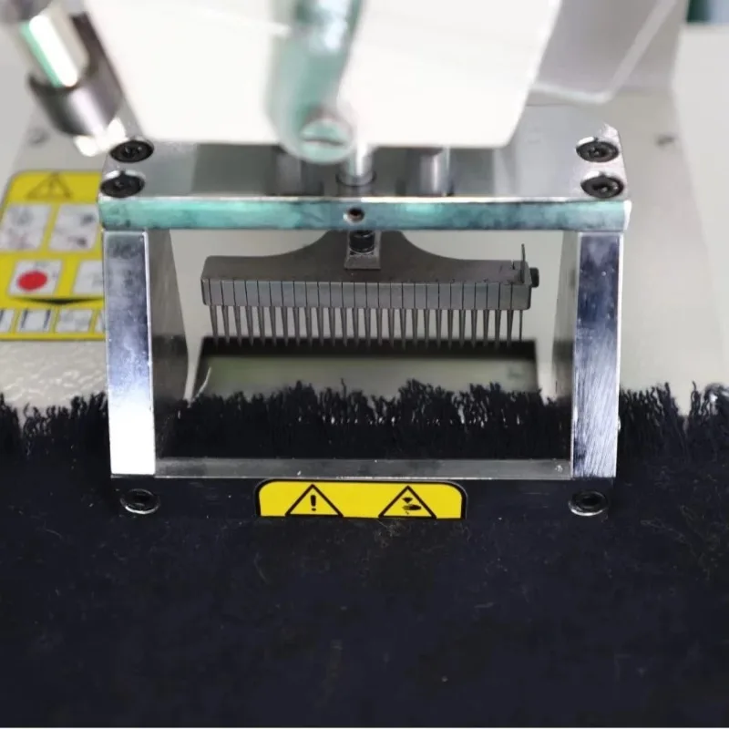 QS-826A Macchina da cucire industriale ad alta velocità per coperte con frange per sciarpa automatica