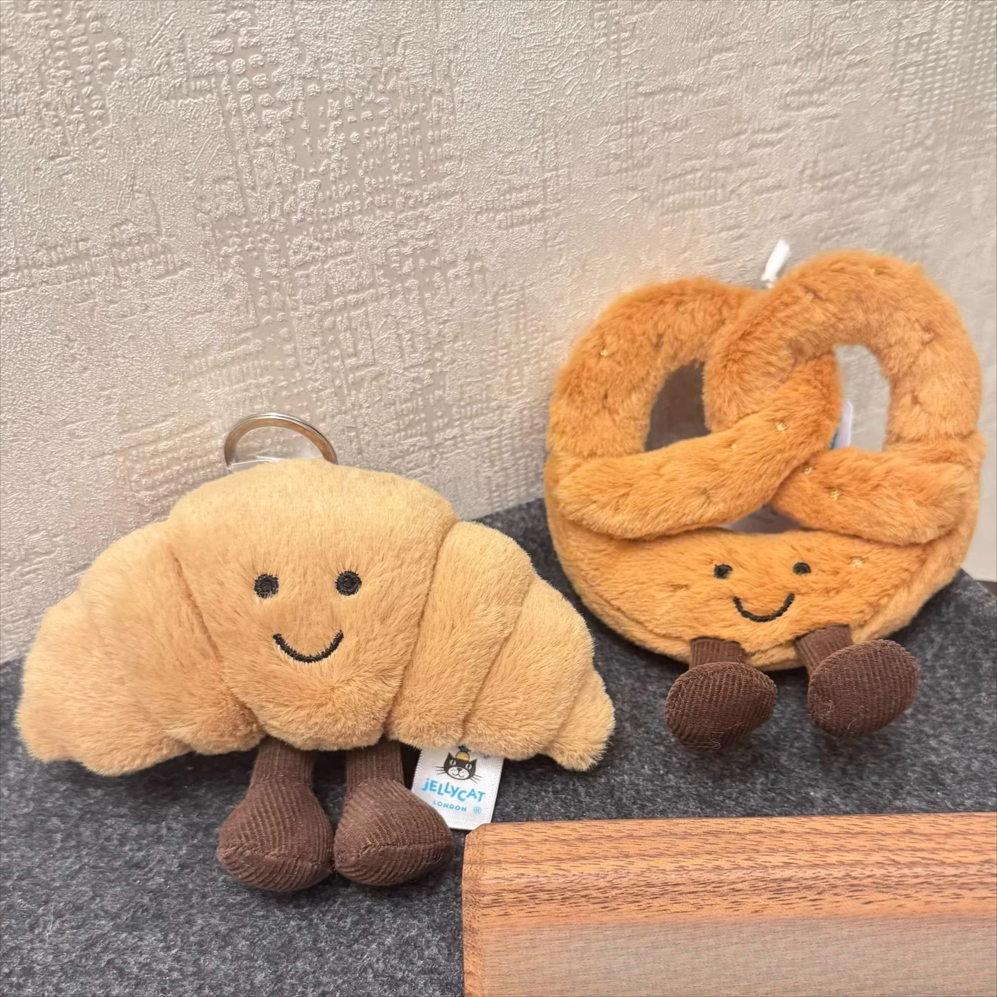 Jellycat Amuseable Croissant Pretzel, Colgante de Peluche para Bolso, Muñeco de Anime y Dibujos Animados de 14 CM, Llavero, Regalos de Cumpleaños para Parejas