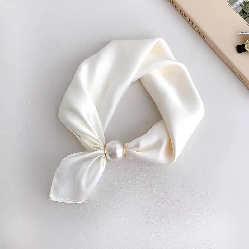 Luxuriöser Satin-Halstuch für Damen mit Magnetverschluss, Kunstperlen-Anhänger, einfarbiges, schwarzes Halstuch, das sich leicht anlegen lässt, ideal für Büro und Partys. – Detail 8