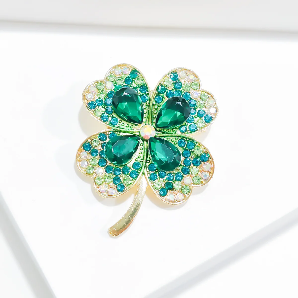 Cross border popular imitation emerald rhinestone four leaf clover brooch chest flower retro brooch