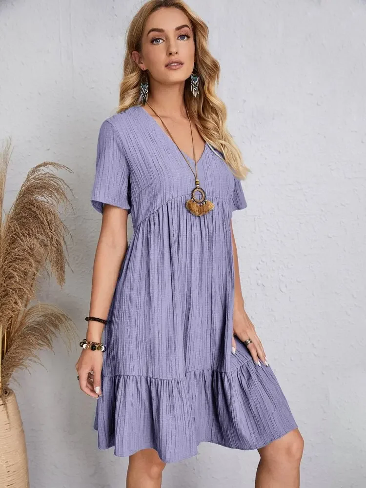 Elegantes Damen-Minikleid mit V-Ausschnitt und kurzen Ärmeln, einfarbig, locker geschnitten, mit Rüschensaum, lässiges Boho-Sommerkleid für den Urlaub am Strand. – Detail 24