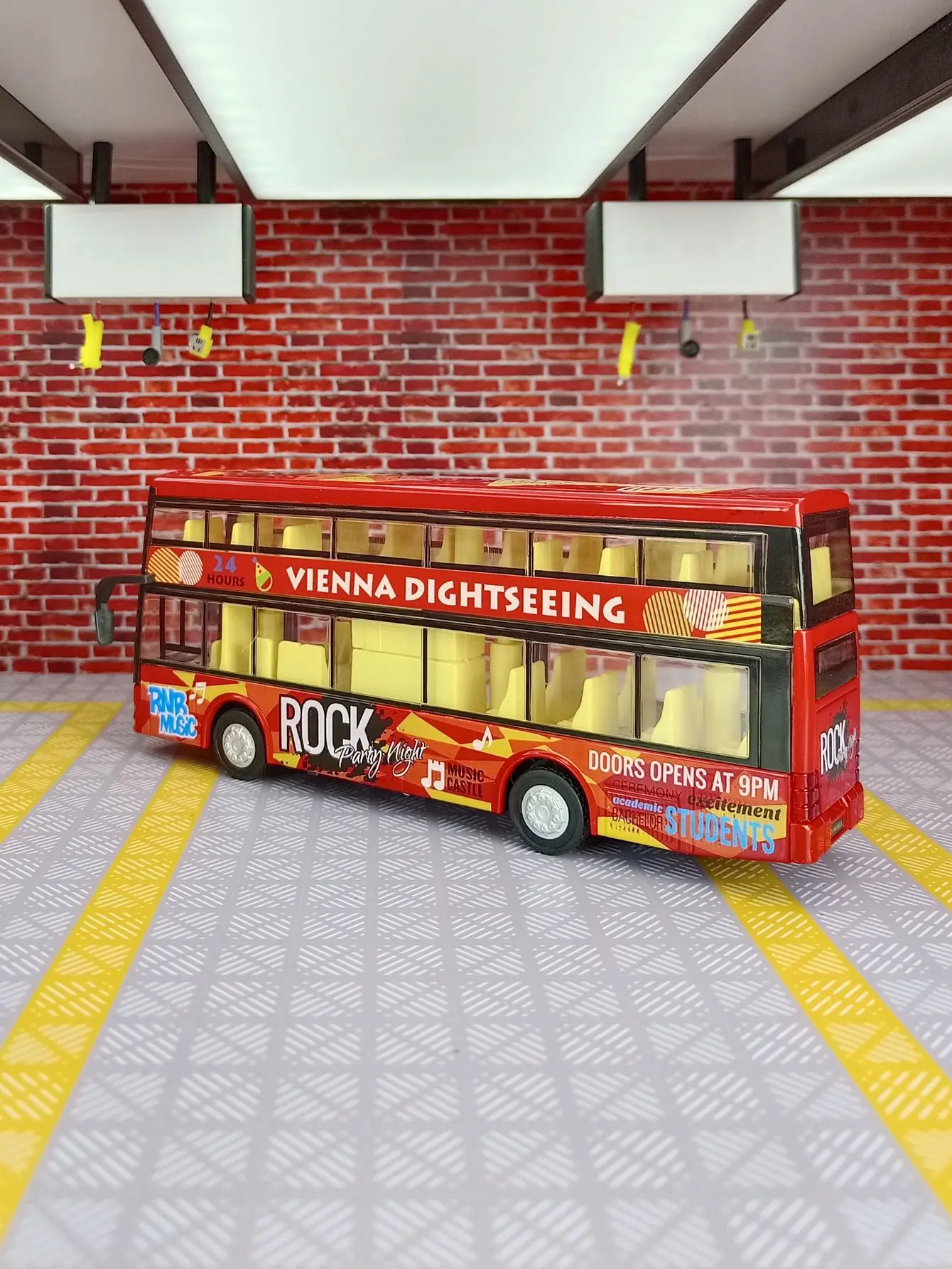 

Simulation of Hong Kong double-decker bus alloy car model Pull-back acousto-optic children's toy door can be opened