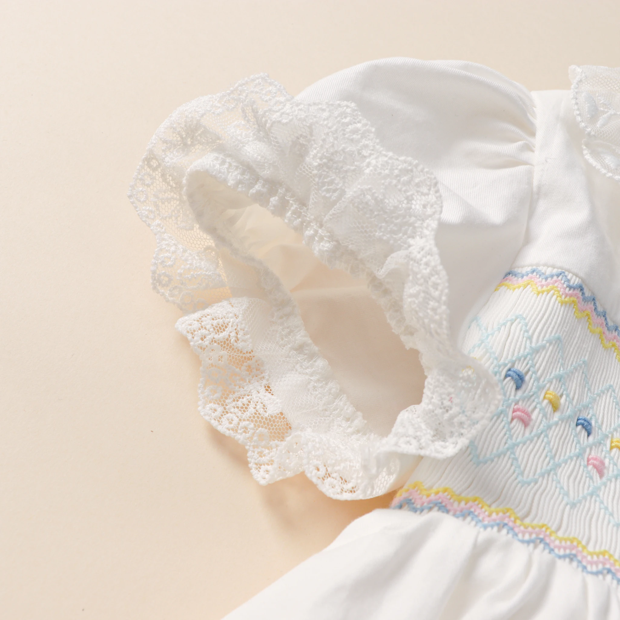 Handgefertigtes, smokiertes Babykleid im spanischen Vintage-Stil, Boutique-Kleid für Kleinkinder, weißes Taufkleid mit Peter-Pan-Kragen und Schleife, Bloomer-Set – Detail 11