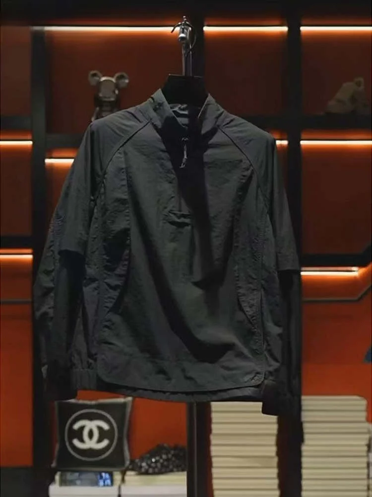 

Новая мужская куртка 2025 года с воротником-стойкой и молнией, высококачественная повседневная универсальная спортивная модель с капюшоном, свободного кроя, для молодежи