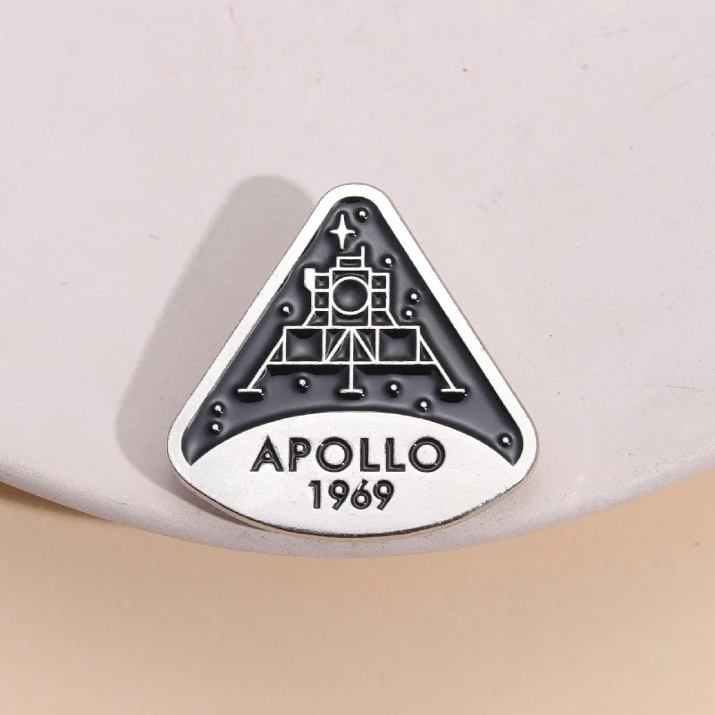 Pin esmaltado de nave espacial vintage, insignia Lunar Lander, Pin de solapa inspirado en la NASA, parche de misisión de cohete retro para mochila de chaqueta