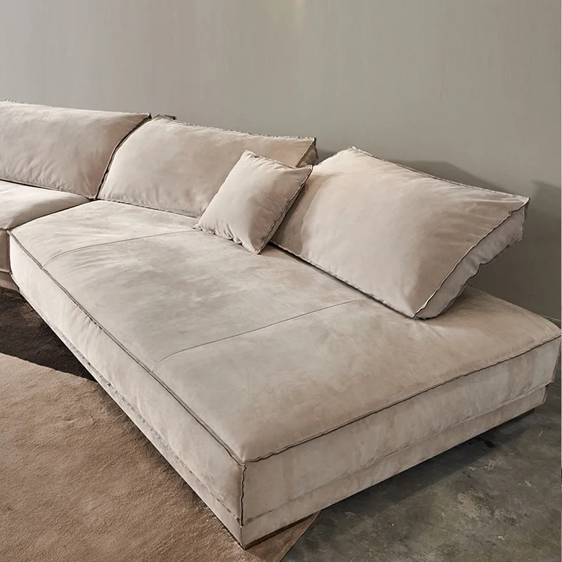 

Современный простой матовый диван для большой квартиры на первом этаже