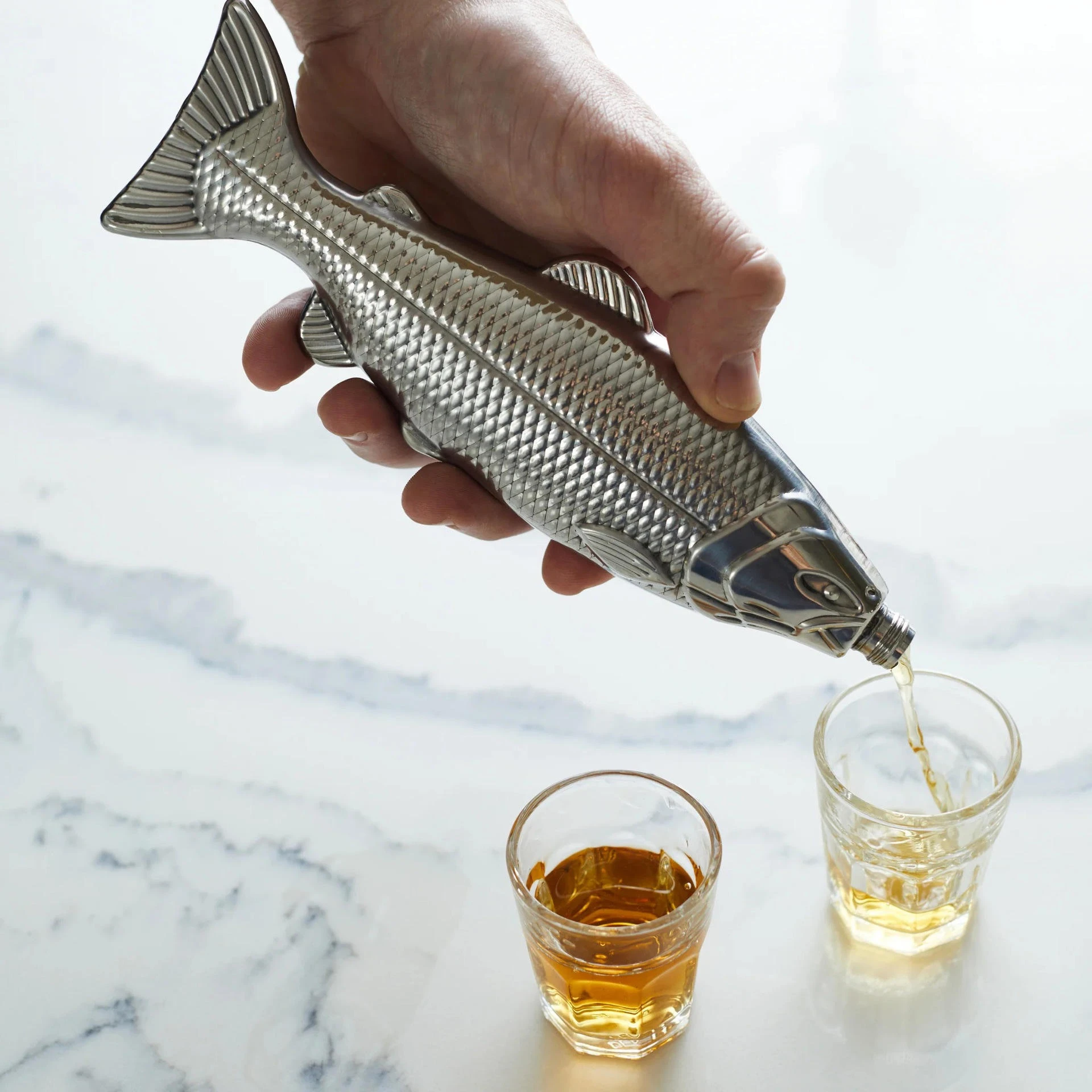 Mini frasco de cadera novedoso de acero inoxidable de 4,5 oz, frasco de licor en forma de pez 304, juego de regalo, frasco de Alcohol portátil láser para hombres al aire libre