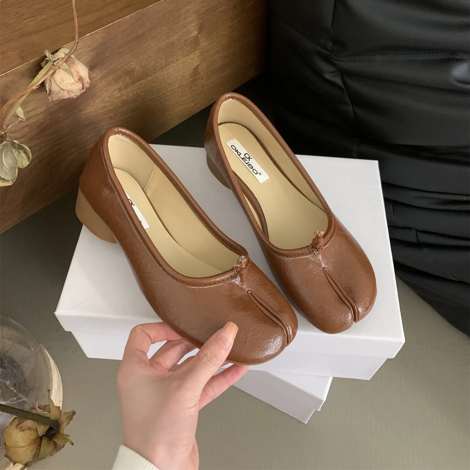 

Женские босоножки с круглым носком, однотонные повседневные сандалии на плоской подошве, дизайнерские Роскошные брендовые удобные туфли, лето 2024