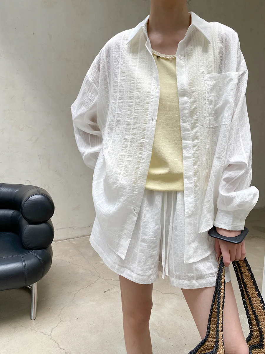 Sommerliches Damen-Set aus leichtem, atmungsaktivem, plissiertem Texturhemd und Shorts in unifarbenem Casual-Stil. – Detail 3