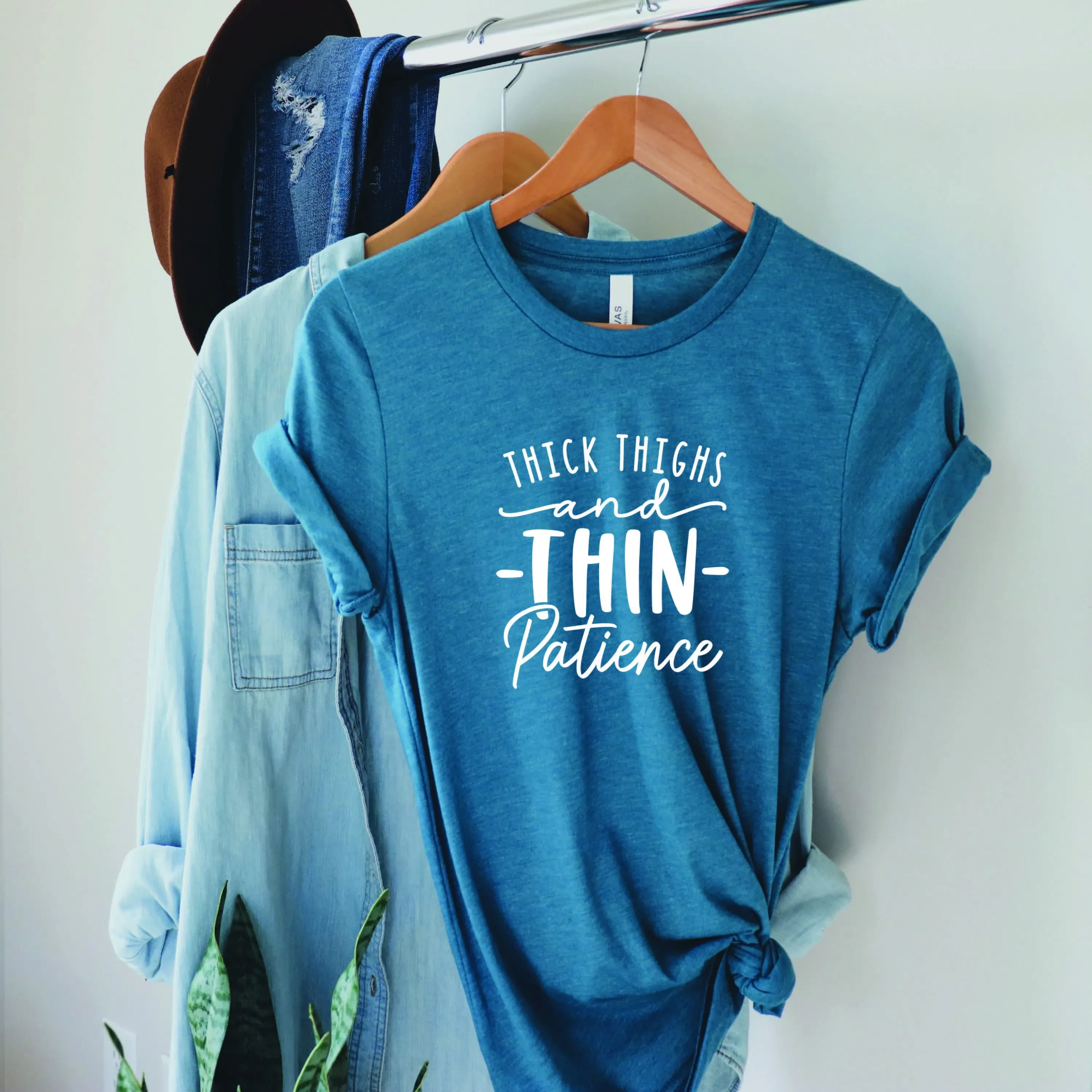 

Тонкая тренировочная футболка Thick Thighs Patience Sassy