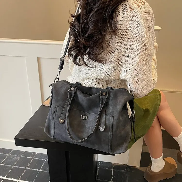 

2026 New American Retro Shoulder Messenger Women's Bag Matte Texture Large Capacity Portable Tote Bag Daily Commuter Bag