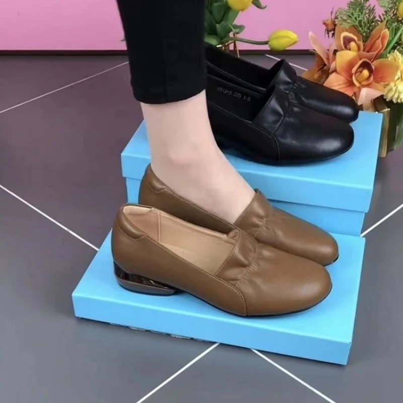 

Туфли-слипоны с круглым носком на низком каблуке (1-3 см), низкие резиновые туфли.