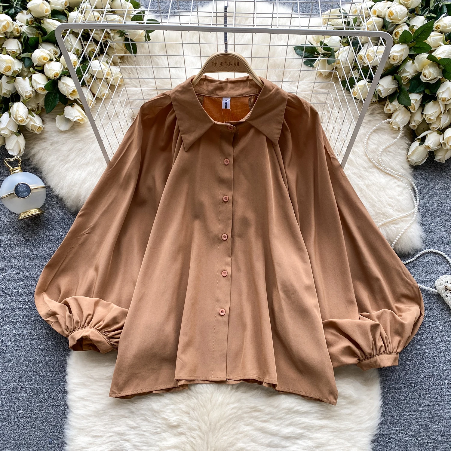 Basics Vintage polokraag met lange lantaarnmouwen Chique losse top met enkele rij knopen Franse streetwear High Street herfst-winterblouse