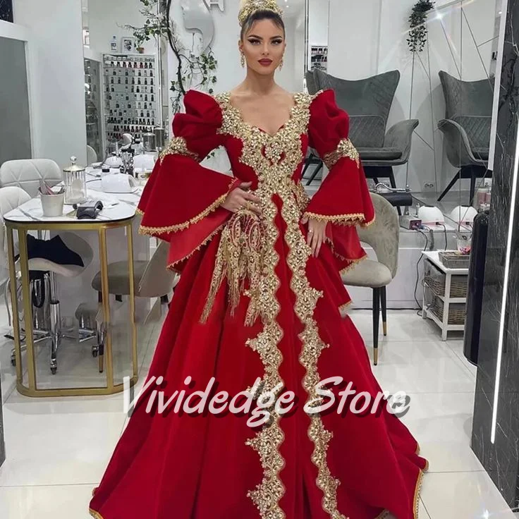 レッドの豪華なVネック、伝統的なブライダルドレス、フレアスリーブ、ゴールドレース刺繍、ビーズとラインストーンの装飾、カスタムメイドのAライン