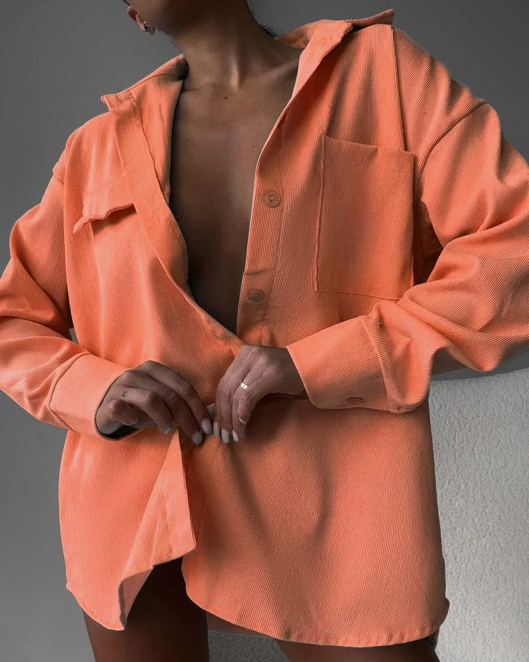 2025 الربيع/الخريف جديد مريح قميص نسائي غير رسمي موضة بلون التلبيب كم طويل واحدة بريت سترة فضفاضة