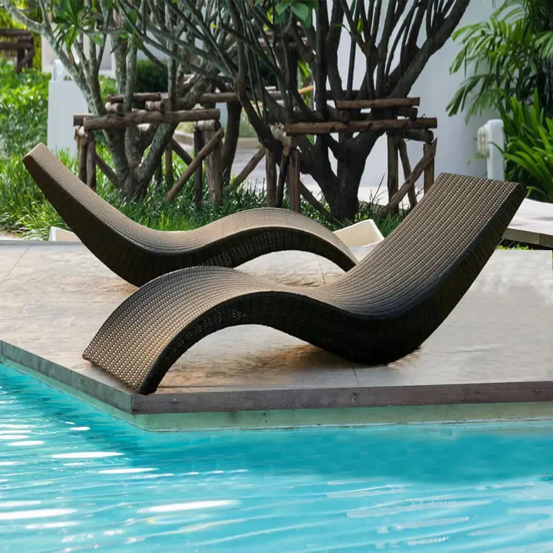 Chaise de Plage Ergonomique en Rotin, Meuble Unique et Minimaliste, Banc Multifonction pour Camping et Natation